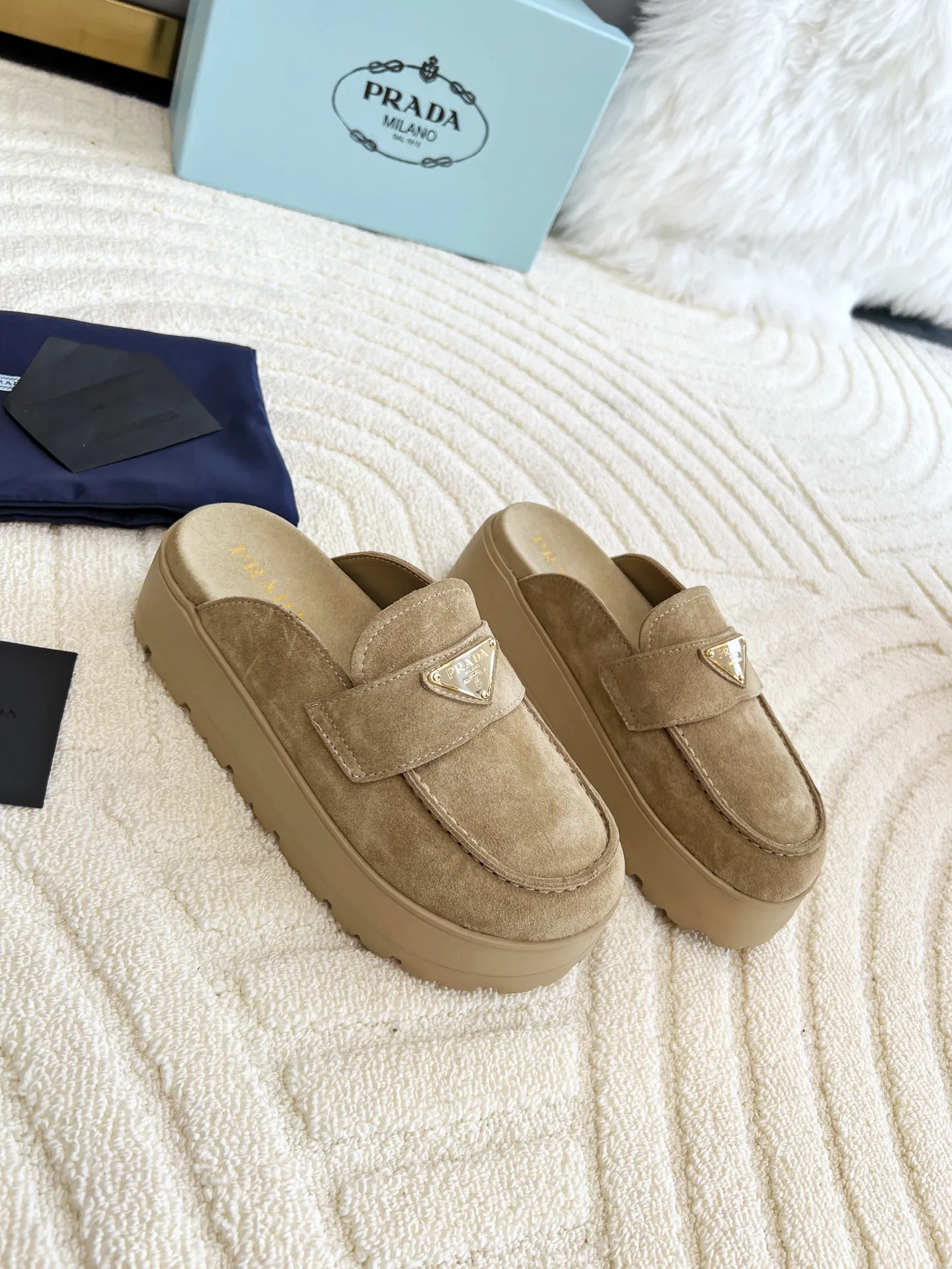 👟👟Ex-factory price 440👟👟 Prada/Prada 25ss summer new couple's beach thick-soled Birkenstock sandals. This shoe style is really a classic design that will not go out of style and is in line with everyone's current pursuit of comfortable and healthy wearing concepts. It is regarded by many domestic and foreign celebrities and fashionistas as an important choice for daily slippers. ✔Upper: imported super soft sheepskin ✔Inner lining: imported sheepskin ✔Hardware: Original molded split hardware ✔Outsole: Ultra-light, wear-resistant and non-slip foam sole ✔Number of yards: 35~40 (custom-made 40 pieces are non-refundable)